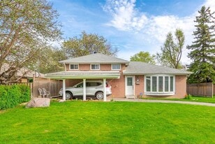 7 Waterbury Dr in Toronto, ON - Building Photo