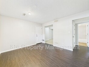 1229 W Hayward Ave in Independence, MO - Building Photo - Building Photo