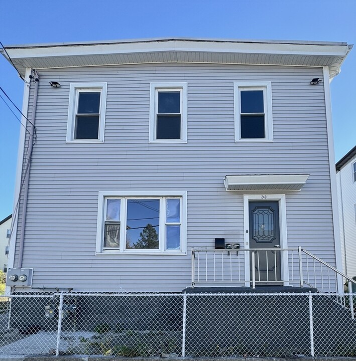 240 Quequechan St in Fall River, MA - Building Photo