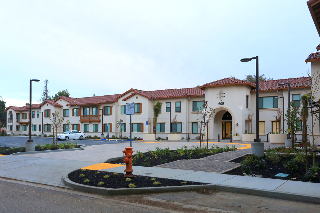 Willow Housing Veterans Apartments in Menlo Park, CA - Foto de edificio