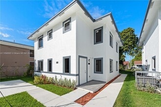 2243 NW 50th St in Miami, FL - Building Photo - Building Photo