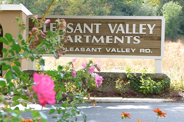 Pleasant Valley in El Dorado, CA - Foto de edificio