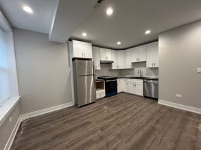 1712 W Lunt Ave, Unit 101 in Chicago, IL - Building Photo - Building Photo