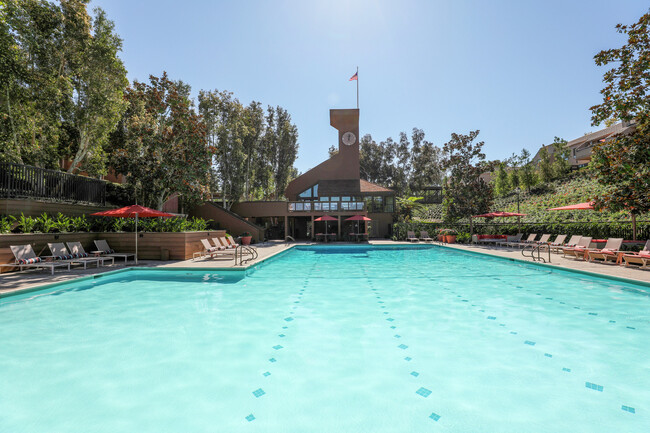 Baywood Apartment Homes in Newport Beach, CA - Foto de edificio - Building Photo