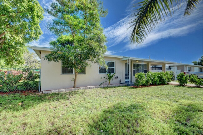 1749 15th Ave N in Lake Worth Beach, FL - Building Photo - Building Photo