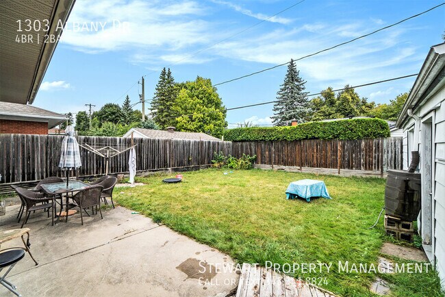 1303 Albany Dr in Ottawa, ON - Building Photo - Building Photo