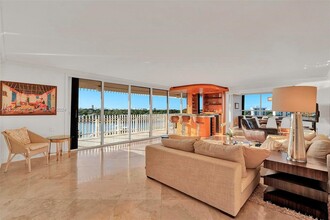 3 Grove Isle Dr in Miami, FL - Building Photo - Building Photo