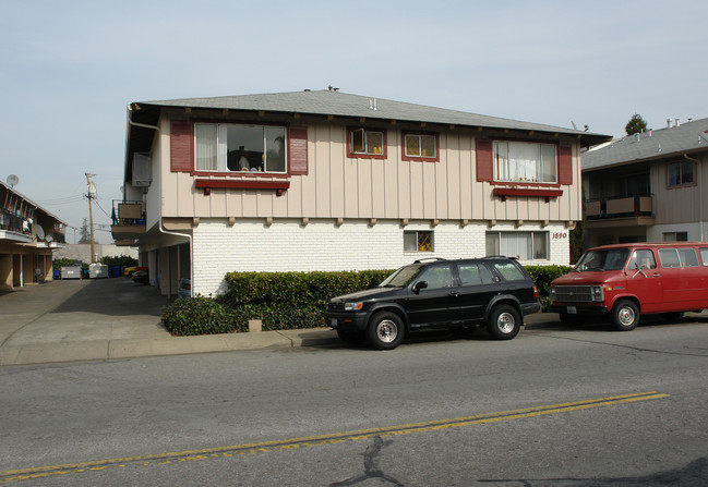 1890 Ednamary Way in Mountain View, CA - Building Photo - Building Photo