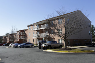 East Gate Apartments in Triangle, VA - Building Photo - Building Photo