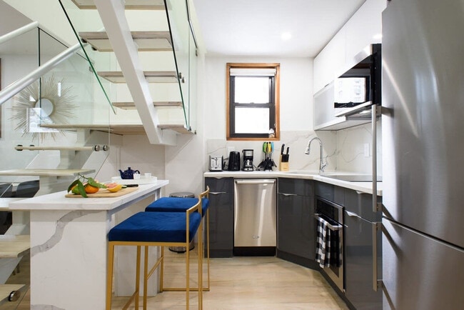 244 E 75th St in New York, NY - Building Photo - Building Photo