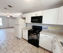 302 Cooper St in San Antonio, TX - Building Photo - Building Photo