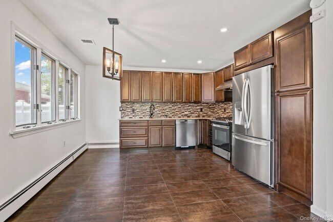 17 Edgar Ct in Huntington, NY - Building Photo - Building Photo