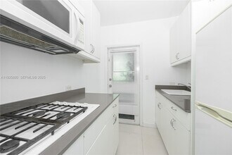 6944 Byron Ave in Miami Beach, FL - Foto de edificio - Building Photo