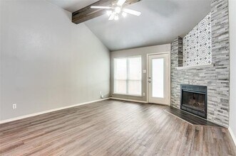 719 Ballard St in Cedar Hill, TX - Foto de edificio - Building Photo