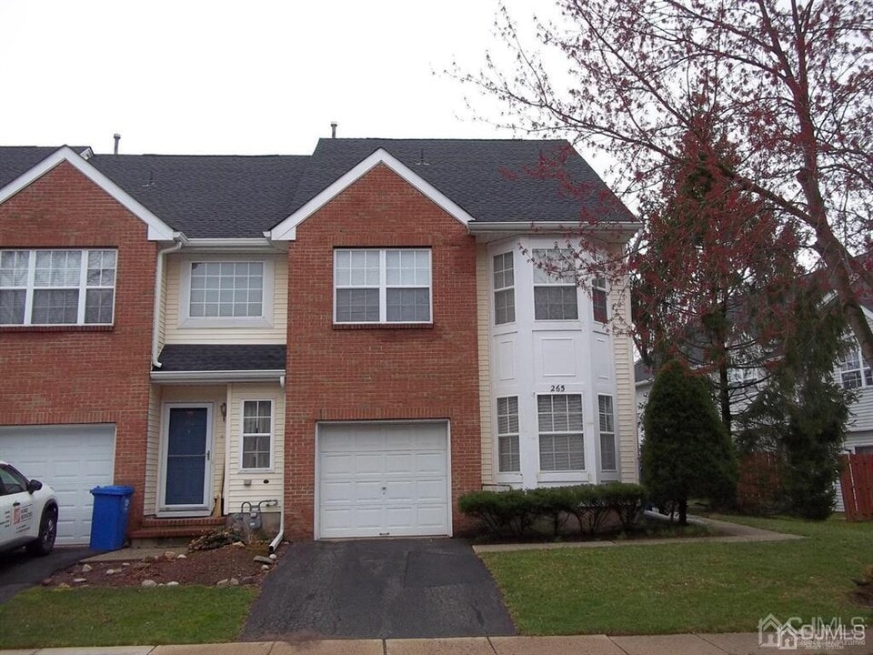 265 Shady Oak Ct in Piscataway, NJ - Building Photo