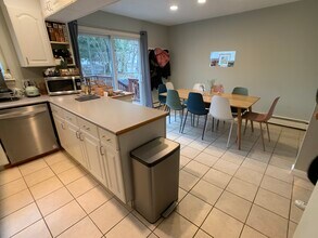 148 Thorndike St, Unit 148 in Brookline, MA - Foto de edificio - Building Photo