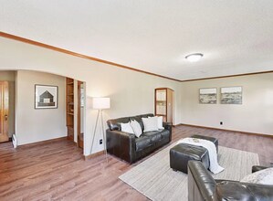 335 Shakopee Ave E in Shakopee, MN - Foto de edificio - Building Photo