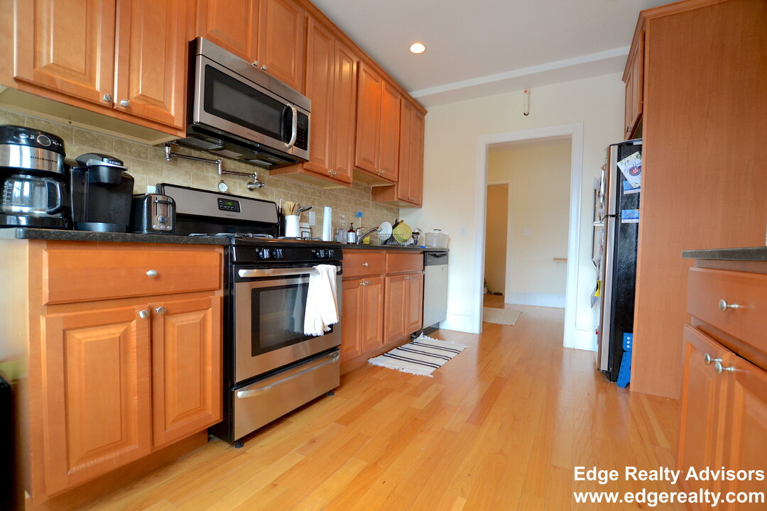 25 Henshaw St, Unit 1 in Boston, MA - Building Photo