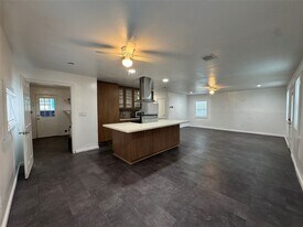 8308 Lenore St in Houston, TX - Building Photo
