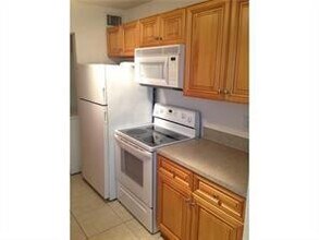 4096 N Pine Island Rd in Sunrise, FL - Building Photo - Building Photo