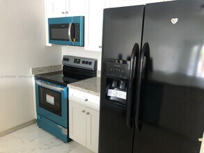 555 NE 123rd St in North Miami, FL - Foto de edificio - Building Photo