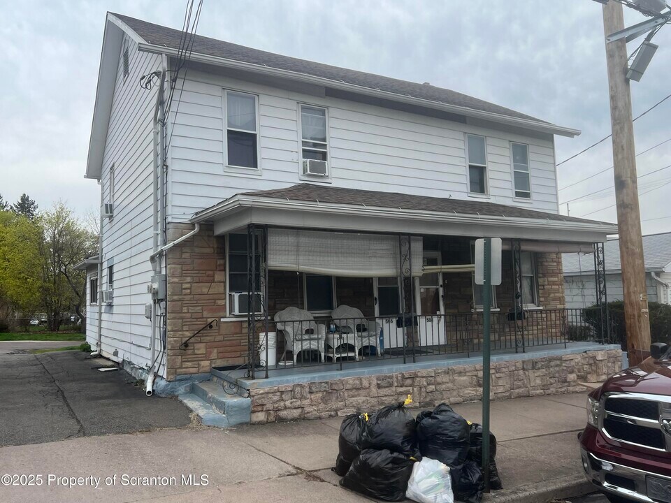 504 Storrs St in Dickson City, PA - Building Photo