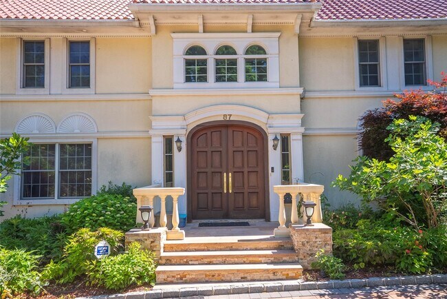 87 Arleigh Rd in Great Neck, NY - Foto de edificio - Building Photo