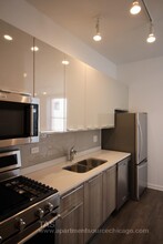 930 W Dakin St, Unit 301 in Chicago, IL - Foto de edificio - Building Photo