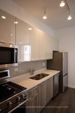 930 W Dakin St, Unit 303 in Chicago, IL - Building Photo - Building Photo