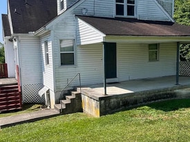 1521 E Main St in Oak Hill, WV - Building Photo