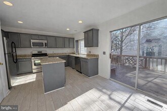 1191 Cypress Tree Pl in Herndon, VA - Building Photo - Building Photo