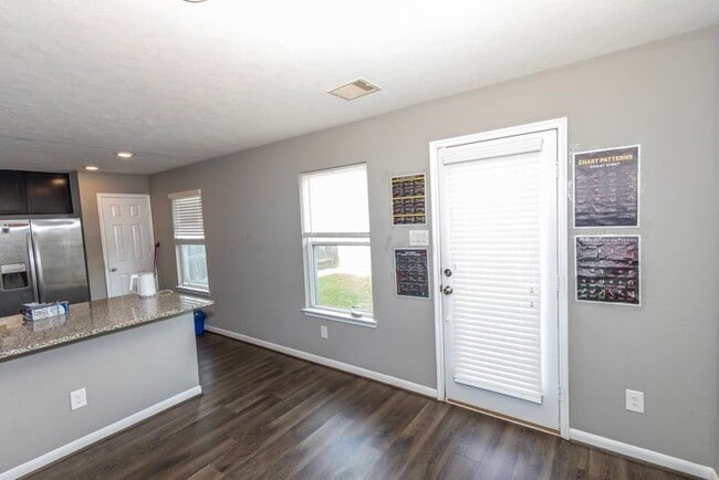 8932 Hollister Commons Ln