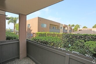 Villa Pacific Apartments in Oceanside, CA - Foto de edificio - Building Photo