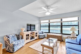 18 Plantation Dr, Unit 206 in Vero Beach, FL - Building Photo - Building Photo