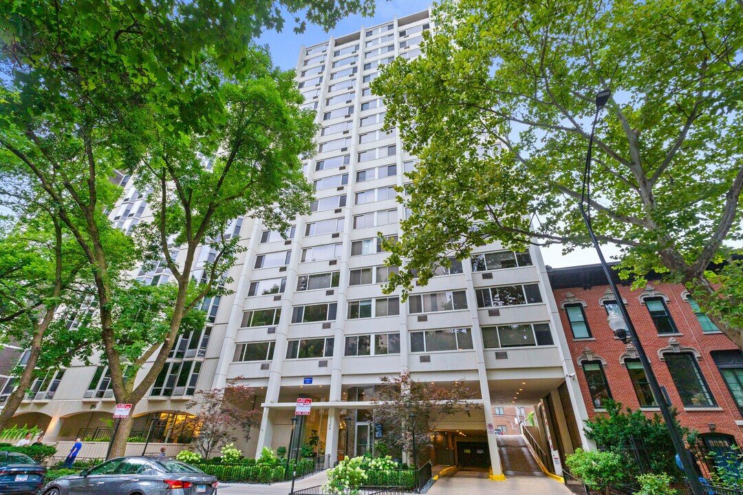 1344 N Dearborn St in Chicago, IL - Building Photo
