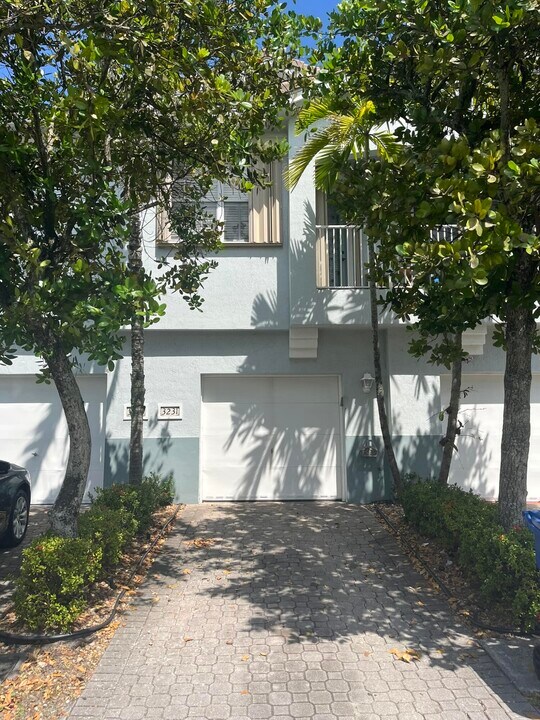 3231 Laurel Ridge Cir in Riviera Beach, FL - Building Photo