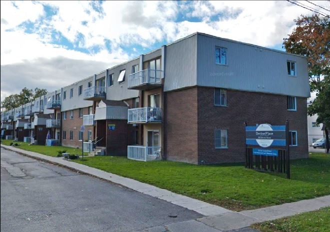 Devine Place Apartments in Sarnia, ON - Building Photo