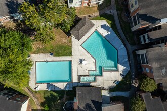 Venetian Apartamentos Houston in Houston, TX - Building Photo - Building Photo