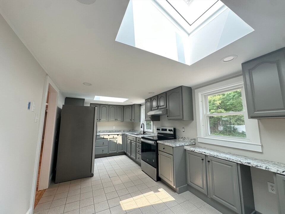 33 Park Dr in Acushnet, MA - Building Photo