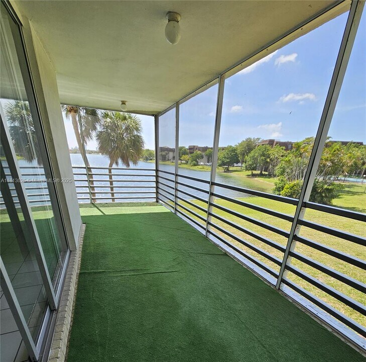 447 NE 195th St in Miami, FL - Foto de edificio