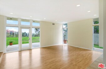 902 El Medio Ave in Los Angeles, CA - Building Photo - Building Photo
