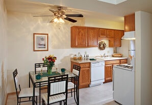 Tuckaway Heights Apartments in Greenfield, WI - Building Photo