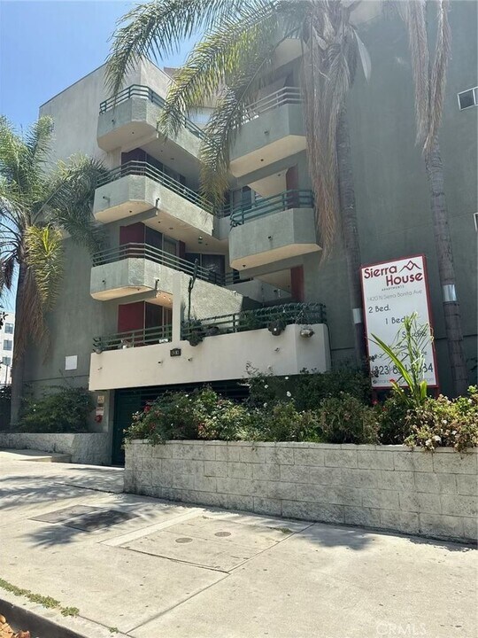 1420 N Sierra Bonita Ave in Los Angeles, CA - Building Photo