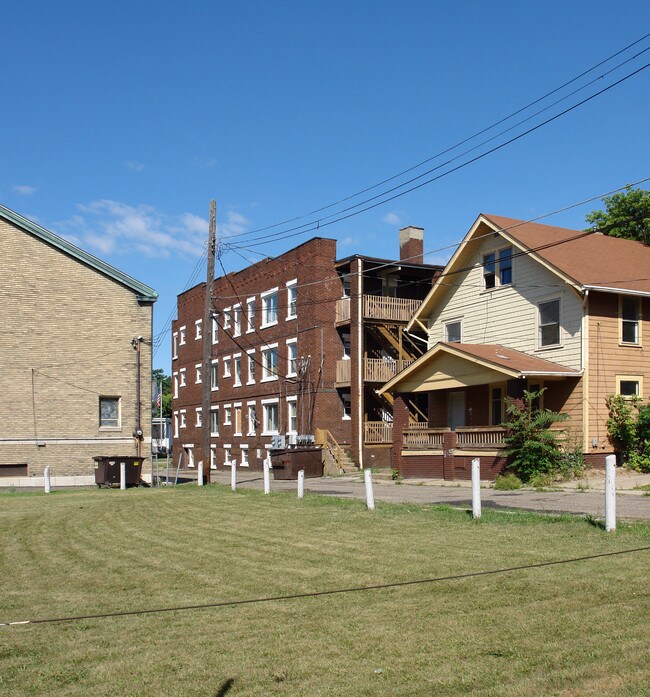 1400 Cleveland Ave NW in Canton, OH - Building Photo - Building Photo