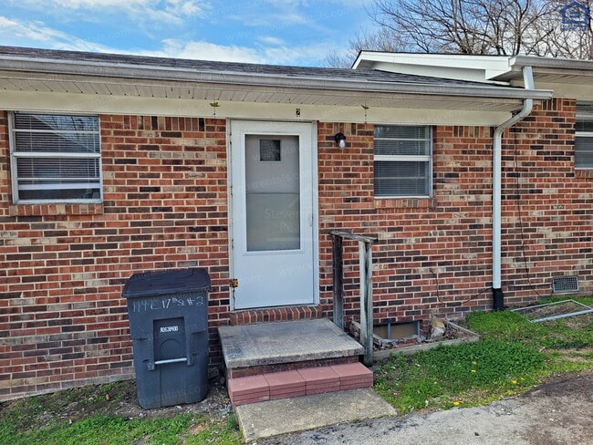 114 E 17th St