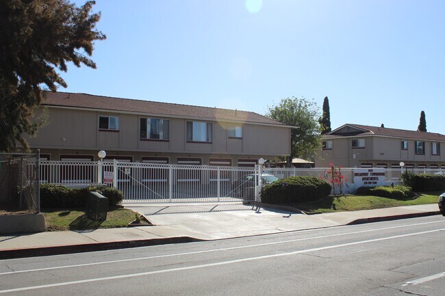 Broadway Townhouse Apartments in El Cajon, CA - Foto de edificio - Building Photo