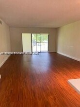 16242 Laurel Dr in Weston, FL - Foto de edificio - Building Photo