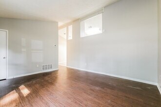 660 Utoy Cir SW in Atlanta, GA - Building Photo - Building Photo