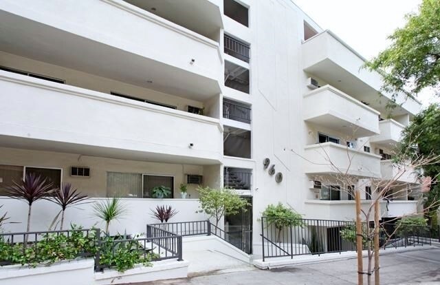 960 Larrabee St, Unit 116 in West Hollywood, CA - Building Photo