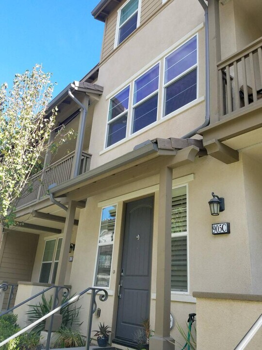 905 N Primrose Ln in Azusa, CA - Building Photo
